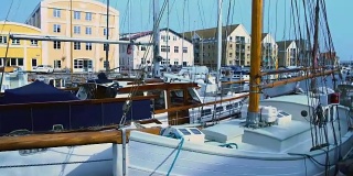 豪华帆船在尼哈芬港，水运在哥本哈根城市，旅游