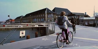 游客在哥本哈根海港大桥上骑自行车，活跃欧洲旅游