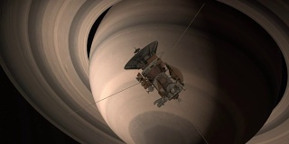 “卡西尼”号卫星正在接近土星。卡西尼·惠更斯号是一艘发射到土星的无人飞船。CG动画。这段视频由美国宇航局提供。