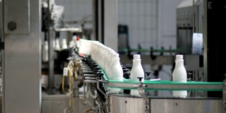 牛奶公司生产线上牛奶瓶的镜头