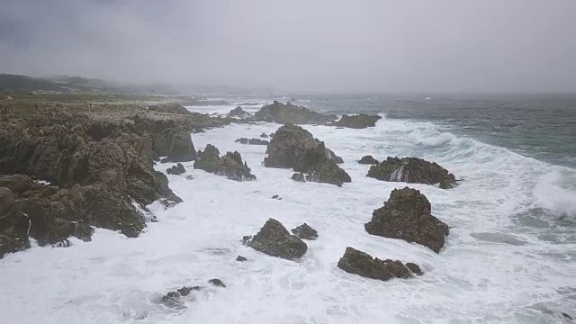 海浪撞击岩石海岸的航拍照片