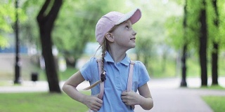 一个漂亮的小女孩围着自己散步和旋转。