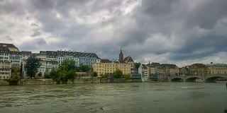 莱茵河的景色，多云的天空和瑞士巴塞尔的一座桥