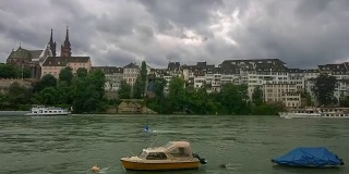美丽的莱茵河堤岸全景在瑞士巴塞尔市。浮动的船只。