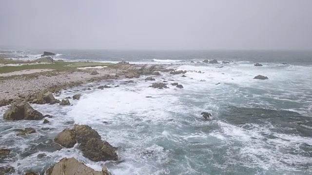 岩石海岸线附近的高尔夫球场的航拍图