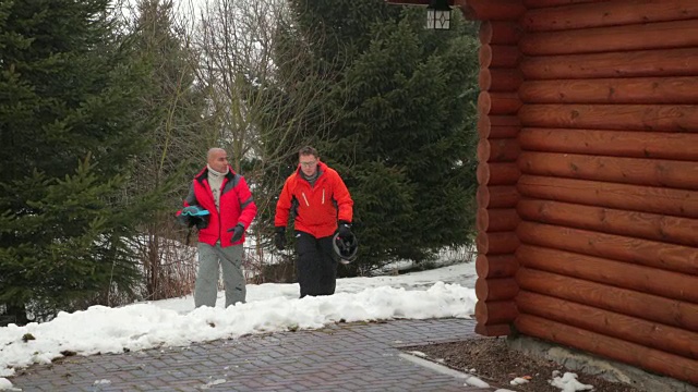 雪中行走的两个人