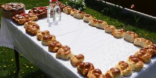 传统美味的乌克兰婚礼面包面包在婚礼桌上