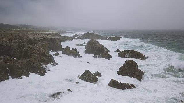 海浪撞击岩石海岸的航拍照片