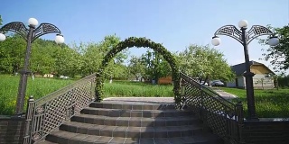 婚礼拱门上装饰着鲜花