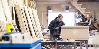 木工在这个小工厂。由高级工匠、搬运工和木匠，制造木制家具。