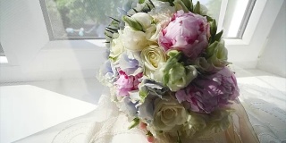 木窗台上的新娘花束