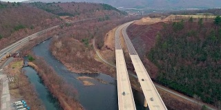 在宾夕法尼亚州收费高速公路的利哈伊河上的高桥下飞行。向前相机运动