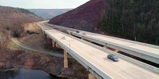 位于宾夕法尼亚州收费高速公路上的利哈伊河上的高桥。提升相机运动。
