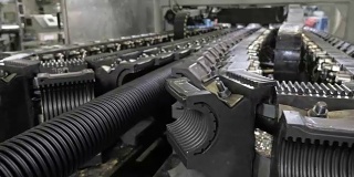 塑料水管制造。生产管子到工厂。用水和空气的压力在机床上制造塑料管的过程。特殊波纹形式。