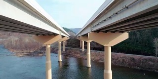 位于宾夕法尼亚州收费高速公路上的利哈伊河上的高桥。提升相机运动。