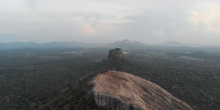 鸟瞰图向后飞行的皮杜兰加拉和西格里亚岩，一个必须看到在斯里兰卡。4 k。