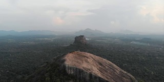 在日落时，电影空中飞过pidurangala和sigiriya岩石，这是斯里兰卡最著名的两个地方。4 k。