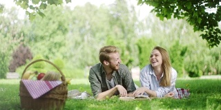年轻夫妇花浪漫的时间在一起野餐在大自然