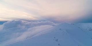 Winterland，在傍晚的阳光下飞过群山