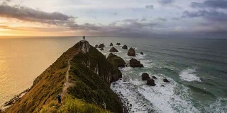 4K时间流逝:鸟瞰新西兰清晨的金块点灯塔。