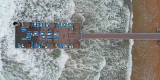 鸟瞰图在一个码头在一个海滩在暴风雨天气