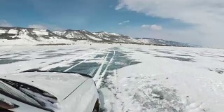 从车里看。汽车在冰上行驶。美丽的景色从汽车挡风玻璃到冬天的风景冻结贝加尔湖。