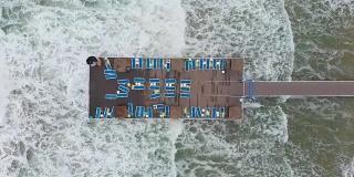 鸟瞰图在一个码头在一个海滩在暴风雨天气
