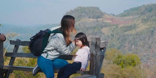 亚洲小女孩和她的母亲享受美丽的自然