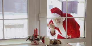 圣诞老人敲窗，想品尝牛奶和饼干