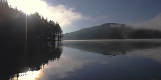 晨雾上山湖，日出照