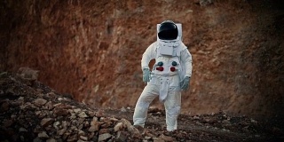 宇航员站在月球上