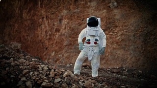 宇航员站在月球上视频素材模板下载