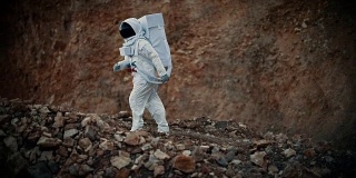 宇航员在月球上行走