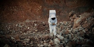 宇航员正在检查来自月球的岩石样本
