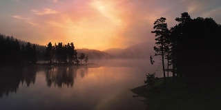 晨雾上山湖，日出照