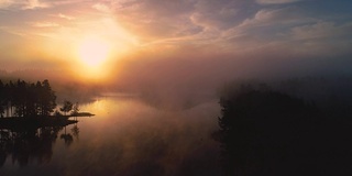 鸟瞰图晨雾上的山湖，日出拍摄