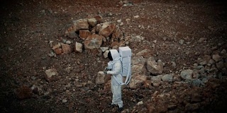 宇航员正在检查来自月球的岩石样本