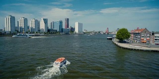 鹿特丹河上的快艇