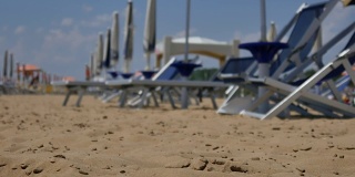 亚得里亚海海滩伞和日光浴床