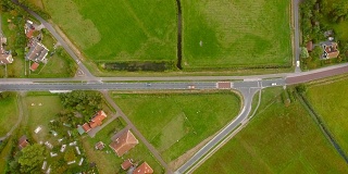 荷兰乡村道路上汽车的鸟瞰图。