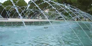 水滴以慢动作溅落在水面上。喷泉的特写。溅水射流