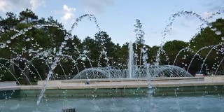 水滴以慢动作溅落在水面上。喷泉的特写。溅水射流
