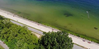 鸟瞰图。飞越波兰格丁尼亚海滨长廊。