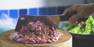 超级慢镜头:在厨房里切猪肉