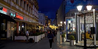 俄罗斯莫斯科库兹涅茨基大街。夜晚漫步在灯火通明的街道上