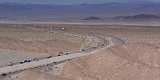 I-15附近的卡车和汽车-无人机射击