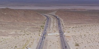 在Zzyzx附近的Mojave国家保护区经过I-15