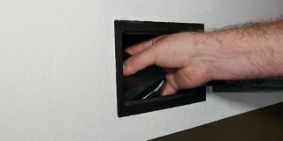在酒店打开保险库或保险箱，手动输入安全密码并打开门或保险箱。