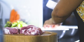 亚洲菜:女性用手切猪肉切菜板