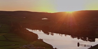 下Laiithe水库和斯坦伯里，西约克郡日落-无人机拍摄